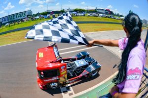 Imagem referente a notícia: F-Truck: Fim de semana perfeito coroa Diego Collet campeão em seu 1º ano na Fórmula Truck