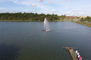 Imagem referente a notícia: Cascavel terá árvore de Natal flutuante no meio do Lago Municipal
