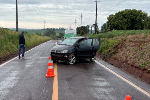 Imagem referente a notícia: Motorista sofre ferimentos leves após colidir contra barranco na PR-239 em Quatro Pontes