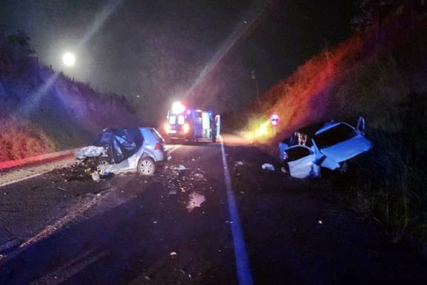 Imagem referente a notícia: Colisão frontal deixa duas pessoas mortas e duas gravemente feridas na BR-272 em Goioerê