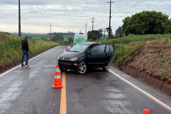 Motorista sofre ferimentos leves após colidir contra barranco na PR-239 em Quatro Pontes