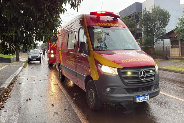 Ciclista fica ferido após colisão com automóvel no bairro Periolo, em Cascavel