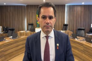 Imagem referente a notícia: CCJ aprova PL que aplica multa a quem for flagrado usando drogas ilícitas em locais públicos no Paraná