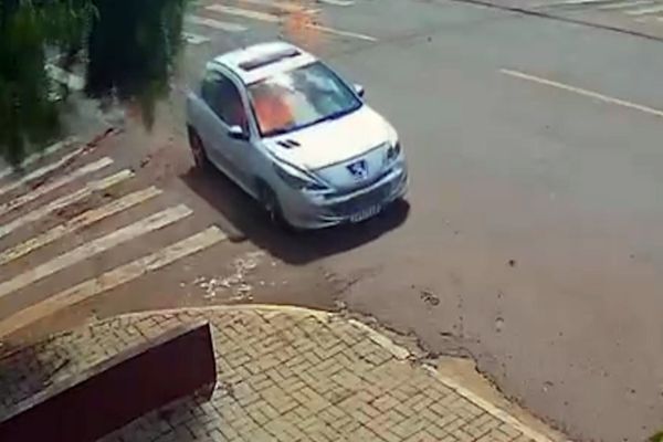 Vídeo mostra momento em que Peugeot pega fogo; Vítima morreu carbonizada