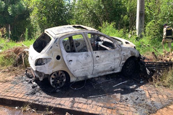 Corpo carbonizado é encontrado dentro de Peugeot incendiado no Jardim Sanga Funda, em Cascavel