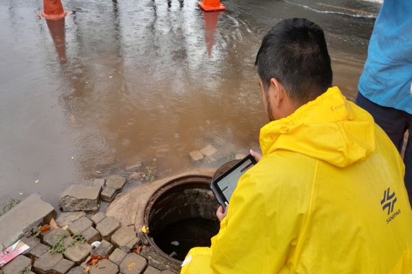 Projeto piloto da Sanepar usa monitoramento inteligente para evitar que o esgoto suba à superfície