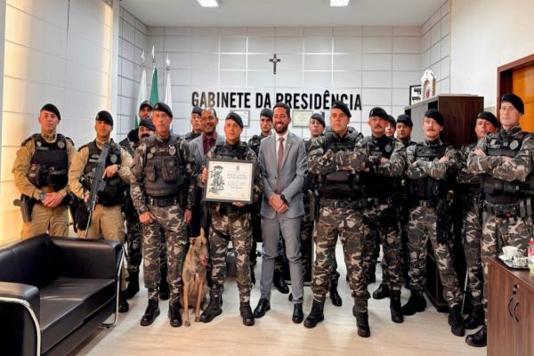 Soldado Luan Santos, da equipe de operações com cães, recebe reconhecimento em Cascavel