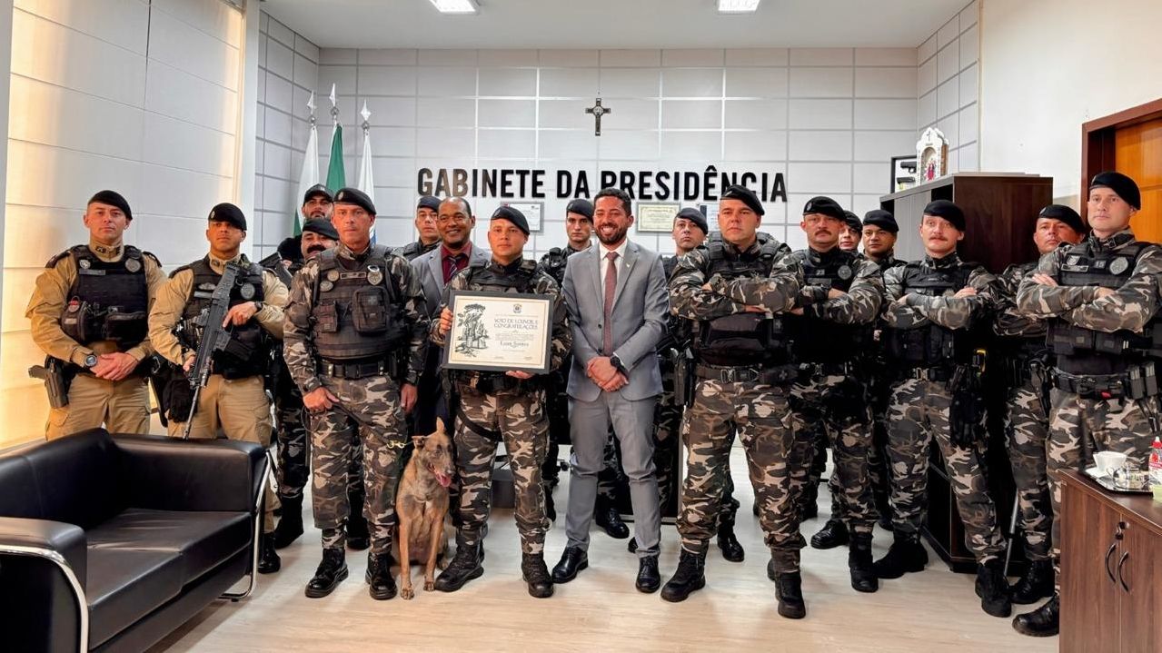 Soldado Luan Santos, da equipe de operações com cães, recebe reconhecimento em Cascavel