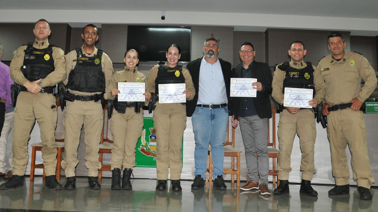 Câmara de Cafelândia homenageia policiais militares por projeto de educação no trânsito voltado às crianças