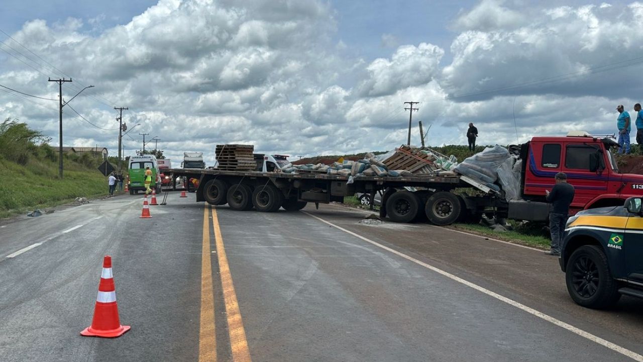 Colisão frontal entre caminhão e automóvel mobiliza equipes de resgate na BR-376, em Califórnia