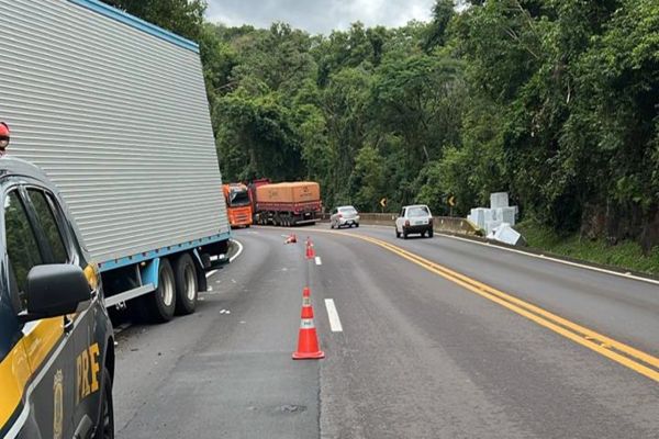 Caminhão tomba e carga é saqueada por indígenas na BR-277, próximo a Nova Laranjeiras