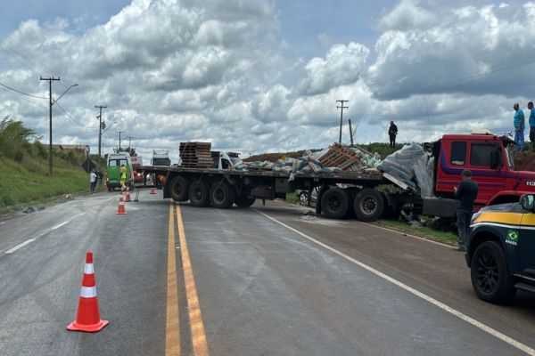 Colisão frontal entre caminhão e automóvel mobiliza equipes de resgate na BR-376, em Califórnia