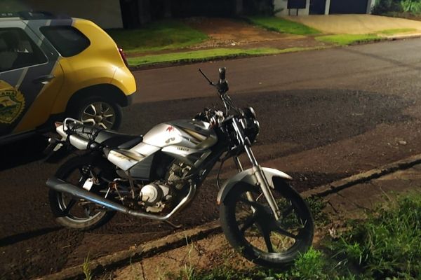 Motociclista sem CNH é detido após direção perigosa em Cascavel