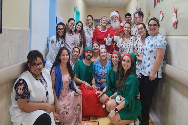 Crianças atendidas e internadas no HUOP recebem brinquedos