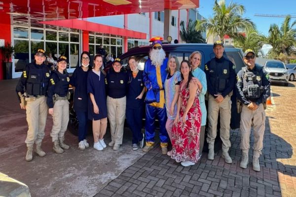 Papai Noel da PRF leva alegria às crianças internadas no HUOP em Cascavel
