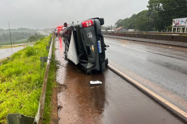 Imagem referente a notícia: Viatura da Polícia Penal capota após aquaplanagem na BR-369, em Corbélia