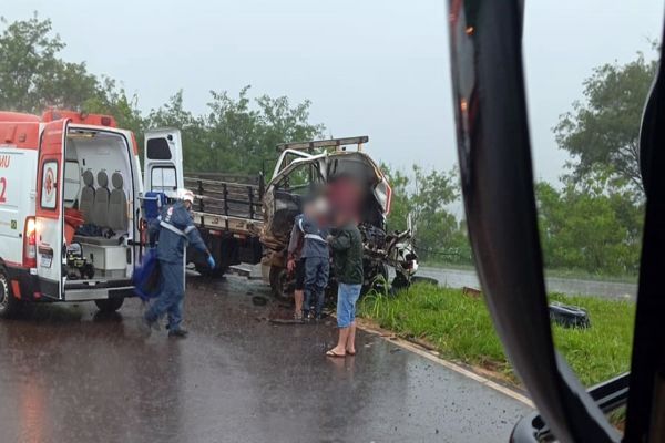 Imagem referente a notícia: Colisão frontal entre caminhões deixa um morto e dois feridos na BR-369, entre Corbélia e Ubiratã