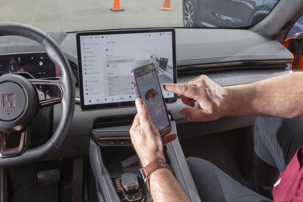 Imagem referente a notícia: "Token no carro": mil motoristas vão testar novo Passaporte Veicular Digital no Paraná