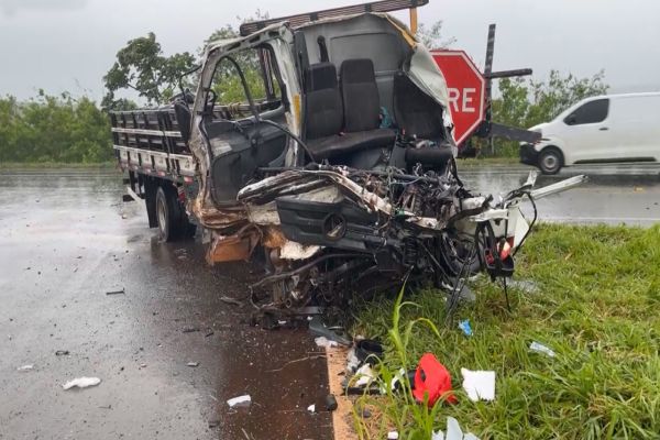Colisão frontal entre caminhões deixa três feridos na BR-369, entre Corbélia e Ubiratã