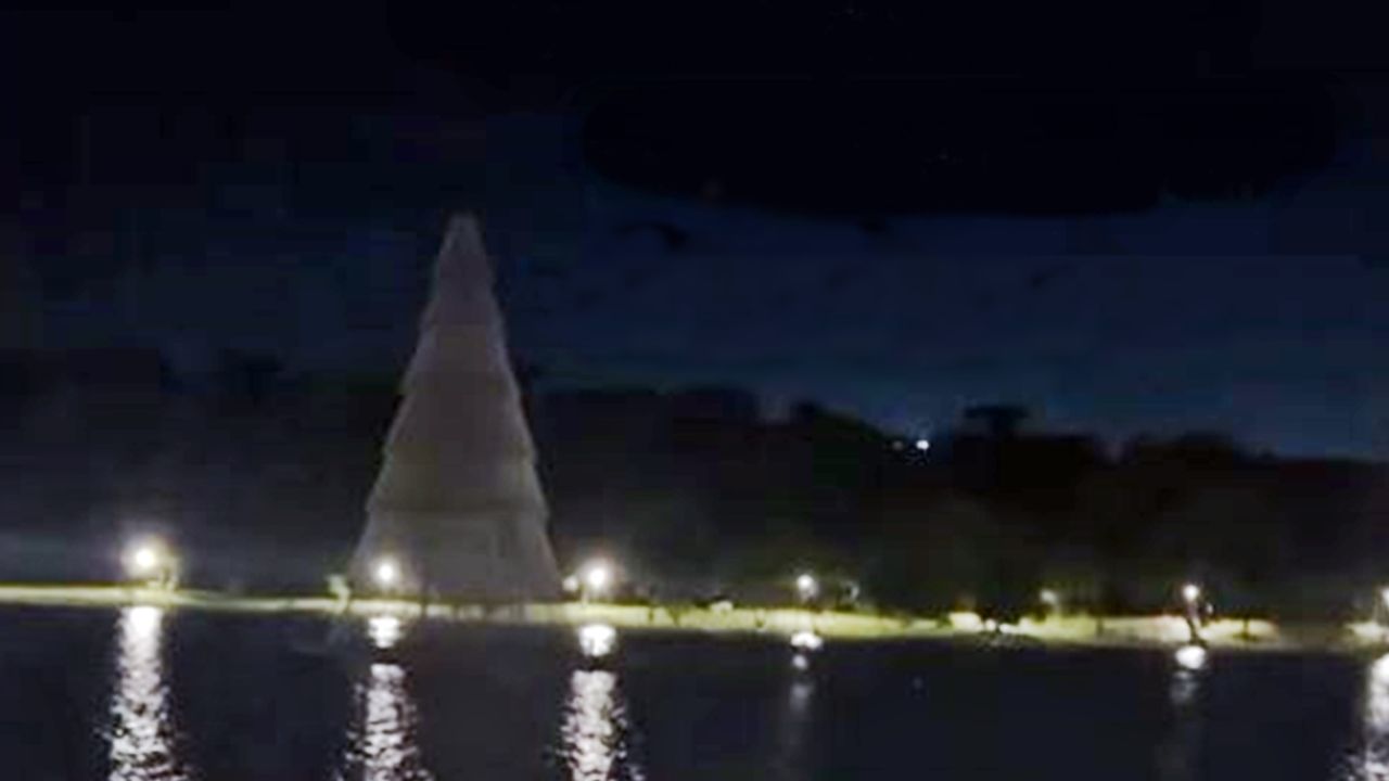 Árvore flutuante do lago de Cascavel é acesa após atraso causado por furto de cabos