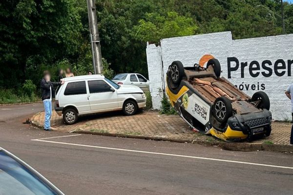 Imagem referente a notícia: Viatura da PM capota após colisão com carro no Centro de Cascavel
