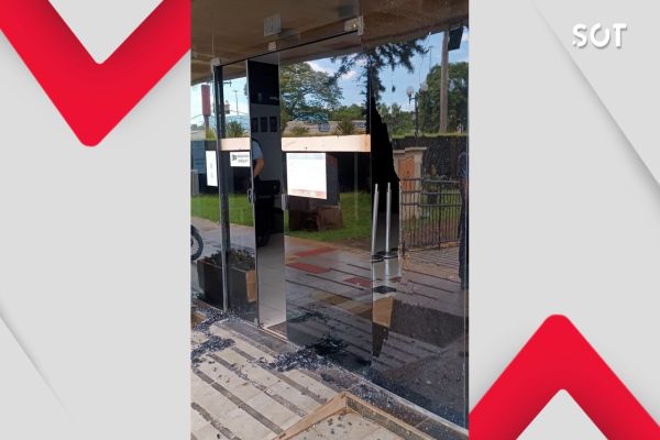 Homem é detido pela PM após danificar vidraça do Fórum de Cascavel