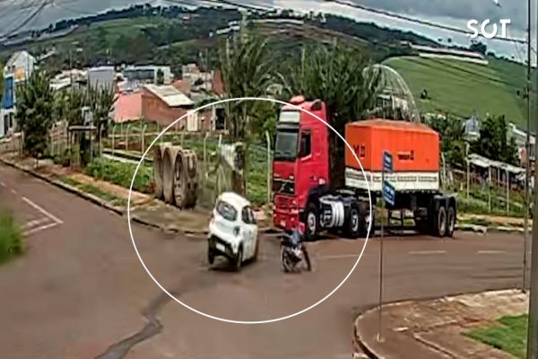 Câmera flagra colisão violenta entre carro e motocicleta no Cascavel Velho