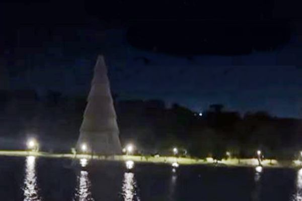 Árvore flutuante do lago de Cascavel é acesa após atraso causado por furto de cabos