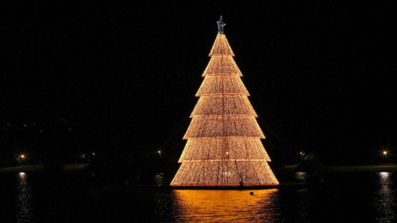 Lago Municipal de Cascavel ganha árvore flutuante de Natal