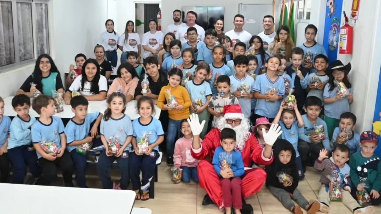 Catanduvas leva espírito natalino às escolas rurais com entrega de cestinhas de Natal