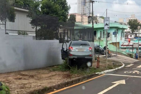 Imagem referente a notícia: Peugeot invade calçada após manobra para evitar colisão no centro de Cascavel