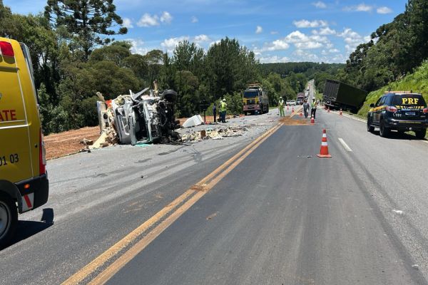 Colisão frontal entre caminhões deixa dois feridos graves na BR-277