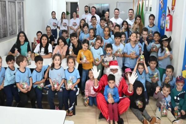 Catanduvas leva espírito natalino às escolas rurais com entrega de cestinhas de Natal