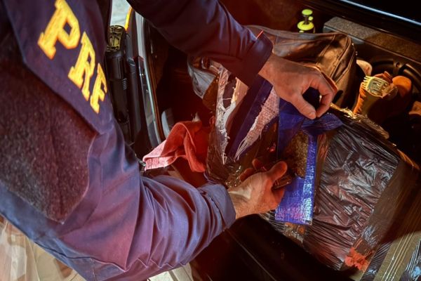 Imagem referente a notícia: PRF recupera veículo furtado carregado com maconha e skunk em Icaraíma