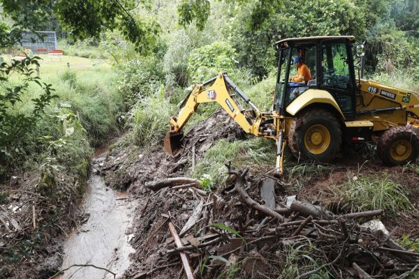 Imagem referente a notícia: Prefeitura de Cascavel faz força-tarefa com serviços de revitalização, coleta de resíduos e ações de bem-estar animal no Periolo