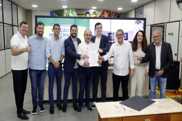 Prefeitura de Cascavel transfere terrenos ao Estado para regularização de colégios