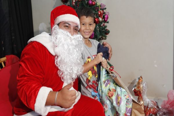 Imagem referente a notícia: Com muita gratidão e alegria, crianças recebem presentes da campanha "Adote uma Cartinha"