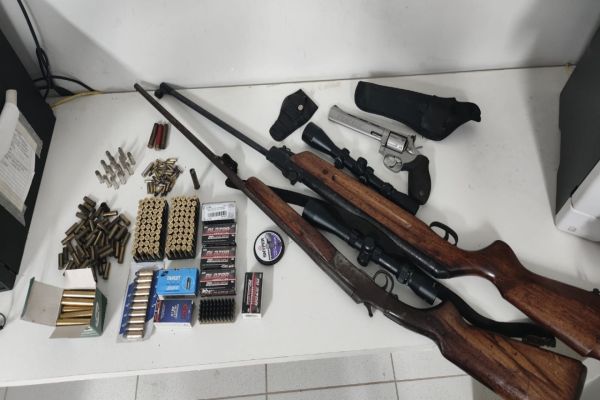 Imagem referente a notícia: Homem é preso por violência doméstica e posse irregular de armas na área rural de Guaraniaçu