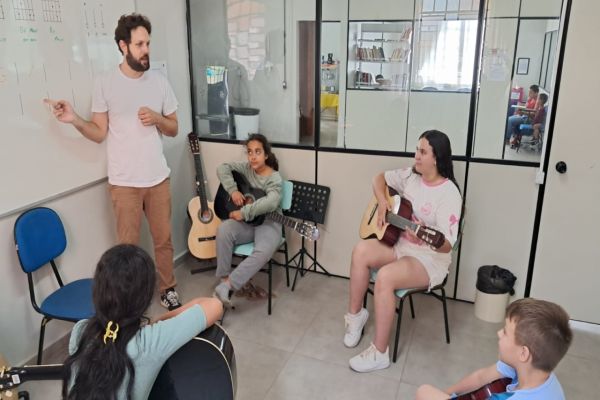 Imagem referente a notícia: Alunos do programa "Artistas em Construção" sobem ao palco do Teatro Sefrin Filho para noite de apresentações