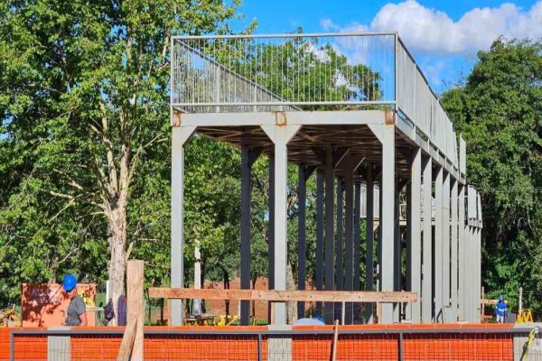 Passarela liga estacionamento, para 22 mil veículos, ao parque do Show Rural