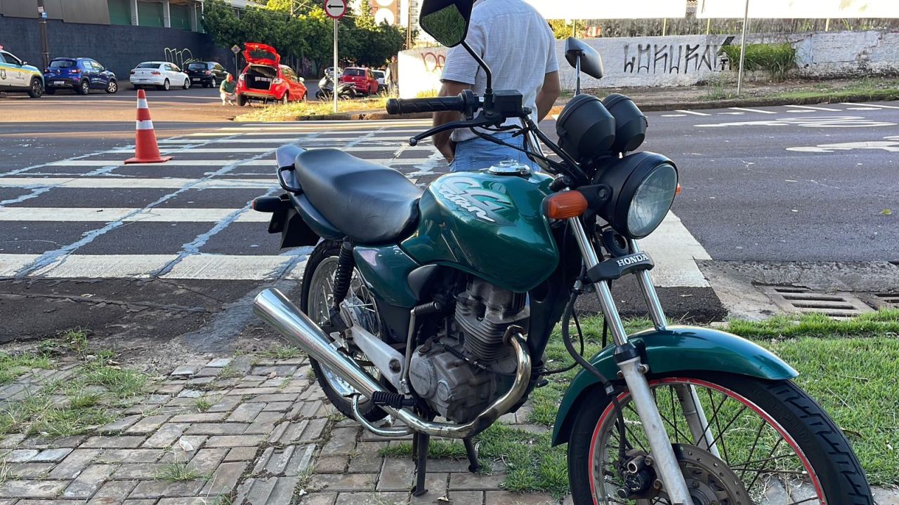 Motociclista de 19 anos fica ferida após colisão traseira no Centro de Cascavel