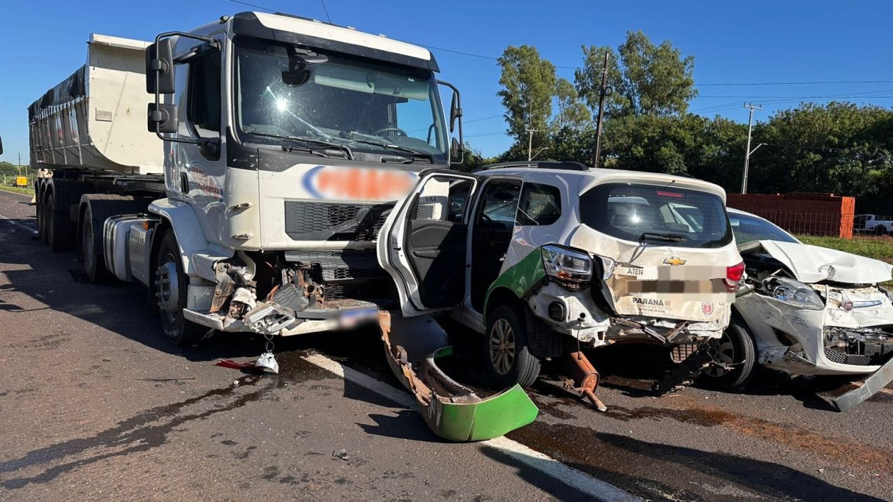 Acidente entre motocicletas causa congestionamento e engavetamento na BR-376, em Maringá