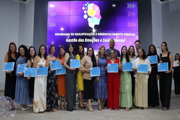 Imagem referente a notícia: Formatura marca conclusão do curso "Gestão das Emoções e Saúde Mental" com os profissionais da Rede Municipal de Ensino