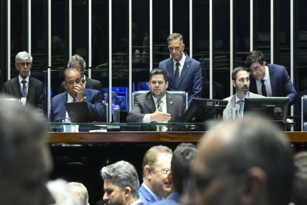 Imagem referente a notícia: Senado aprova redução da pena de condenados pelo 8/1 e trama golpista