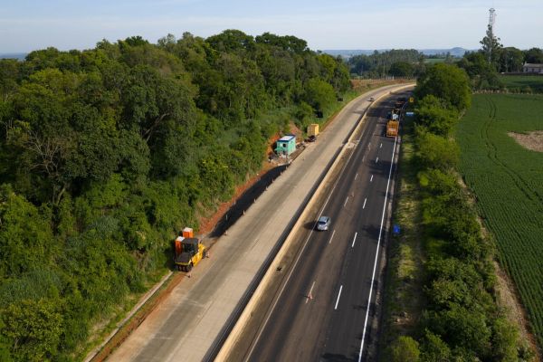 Imagem referente a notícia: EPR Iguaçu inicia implantação de pórticos do Pedágio Eletrônico em Santa Lúcia; operação demanda intervenção no tráfego