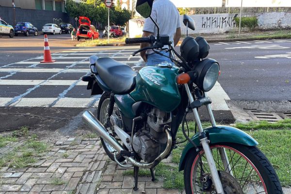 Imagem referente a notícia: Motociclista de 19 anos fica ferida após colisão traseira no Centro de Cascavel