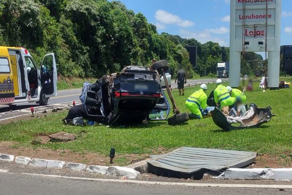 Colisão transversal seguida de capotamento deixa quatro feridos na BR-277, em Irati