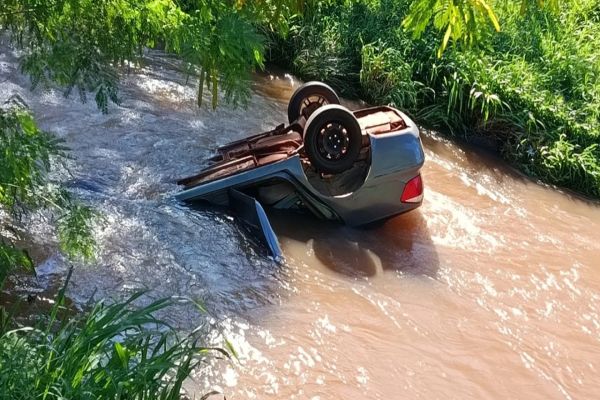 Imagem referente a notícia: Carro com três crianças cai dentro de rio e condutora morre após resgate em Toledo
