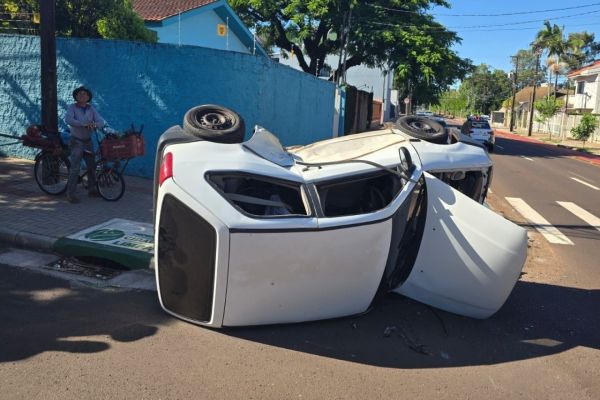 Duas pessoas ficam feridas após colisão seguida de tombamento no bairro Maria Luiza