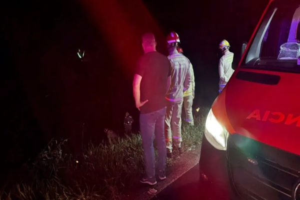 Imagem referente a notícia: Carro capota e deixa pai e dois filhos feridos na PR-475